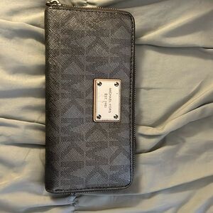 Michael Kors Woman’s wallet